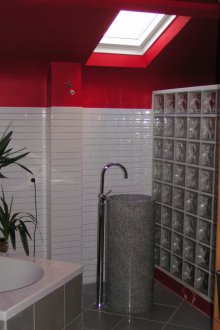 Rote Decke im Badezimmer