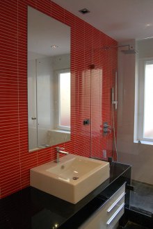 Rotes Badezimmer mit rechteckigen Fliesen