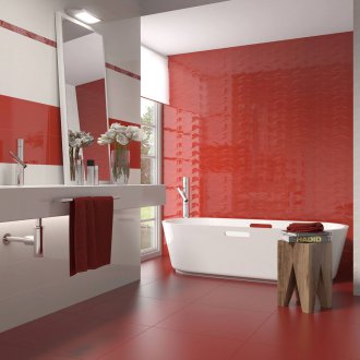 Rote geprägte Fliesen im Badezimmer