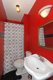 Rotes Badezimmer im Retro-Stil