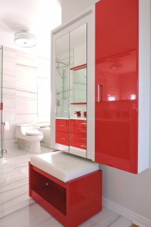 Roter Schrank im Badezimmer