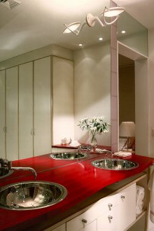 Rote Arbeitsplatte im Badezimmer