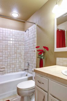 Roter Vorhang im Badezimmer