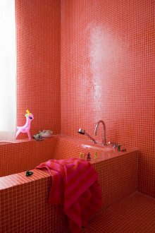 Rotes Mosaik aus Naturstein im Badezimmer