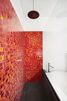 Rotes Glasmosaik im Badezimmer