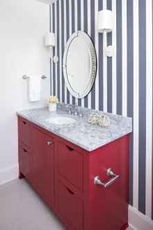 Roter Sockel im Badezimmer