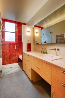 Rotes schmales Badezimmer