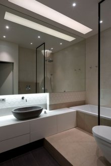 Cermin bilik mandi yang besar