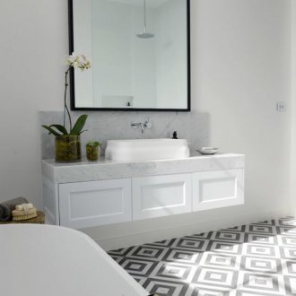 Cermin di bilik mandi dalam bingkai hitam