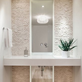 Cermin bilik mandi yang panjang