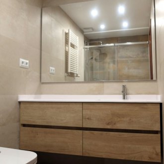 Cermin di pedalaman bilik mandi