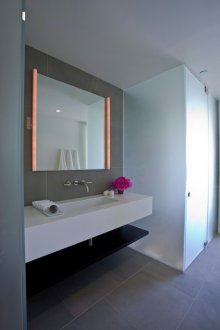 Cermin bilik mandi dengan lampu