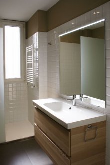 Cermin bilik mandi dengan jalur LED