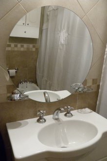 Cermin bilik mandi di atas baldi sinki