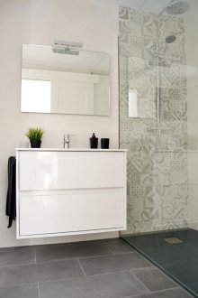 Cermin bilik mandi kecil