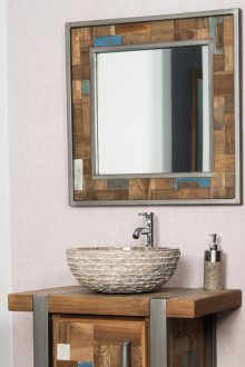 Cermin bilik mandi dibingkai