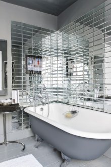 Jubin cermin di bilik mandi