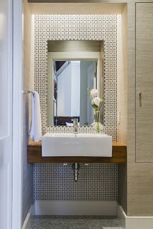 Membingkaikan cermin dengan jubin di bilik mandi