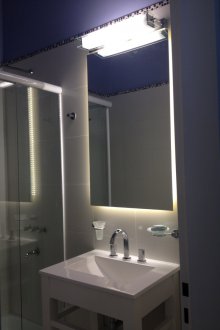 Cermin bilik mandi bercahaya