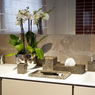 Menggantung cermin bilik mandi