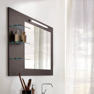 Cermin di bilik mandi dengan rak