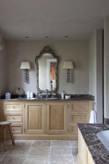 Cermin bilik mandi yang diukir