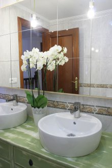 Cermin bilik mandi bergaya lusuh