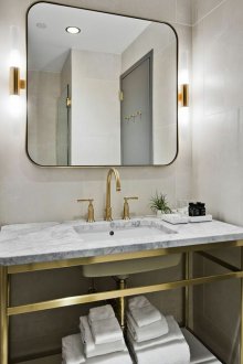 Cermin bilik mandi dengan sudut bulat