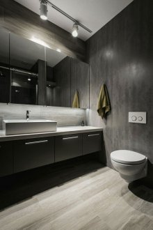 Cermin di bilik mandi dengan rak tersembunyi