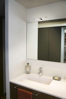 Cermin bilik mandi dengan lampu