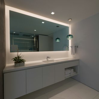 Cermin bilik mandi dengan lampu latar LED