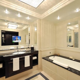 Cermin di bilik mandi dengan TV