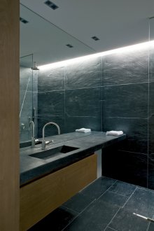 Cermin bilik mandi yang dipasang di dinding