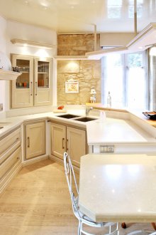 Плътна бяла кухня