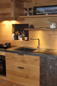 Кухня от масивно дърво с бетон
