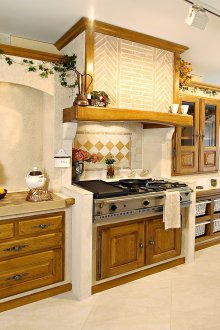 Страна кухня от масивно дърво