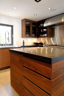 Плътна кухня с орех