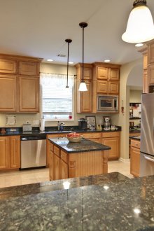 Плътна резбована кухня