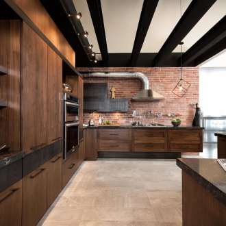 Тъмна кухня от масив