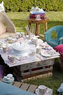 Making a child's birthday in the theme of Alice in Wonderland