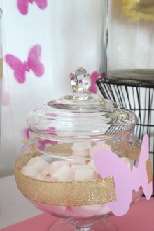 Decorating a children's birthday with butterflies