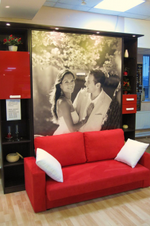 블랙과 레드 컨버터블 캐비닛