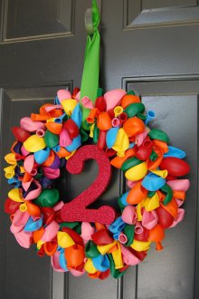 Decoration of children's birthday with a wreath of balloons.