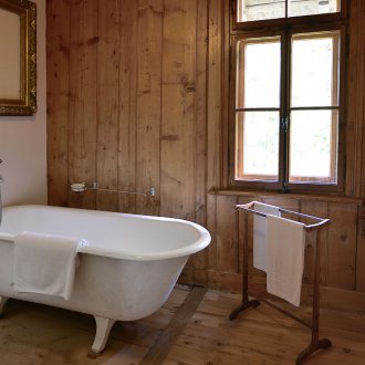 Комбинирана баня с тапицерия от дърво