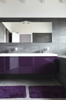 Комбинирана баня с лъскави мебели.