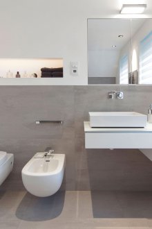 Комбинирана баня с керамични изделия от порцелан