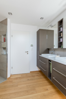 Комбинирана баня с мебели