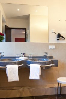 Комбинирана баня с огледало