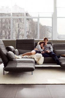 거실의 대형 컨버터블 소파