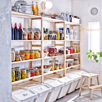 Складово помещение с дървени рафтове